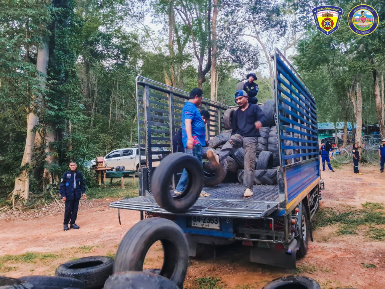 วันเสาร์ที่ 7 มิถุนายน 2568 เวลา 16.00 น. เทศบาลตำบลหนองกี่ และสมาคมกู้ภัยหนองกี่ ร่วมกับร้านเอกชัยยานยนต์ นำโดยนายสุพิศ คิดรอบ นายกเทศมนตรีตำบลหนองกี่ ได้ร่วมกันส่งมอบยางรถยนต์ทั้งหมดที่ได้รับการสนับสนุนจากประชาชน เพื่อใช้ในการสร้างบังเกอร์แนวหน้าให้กับเจ้าหน้าที่ผู้ปฏิบัติภารกิจในพื้นที่ชายแดน