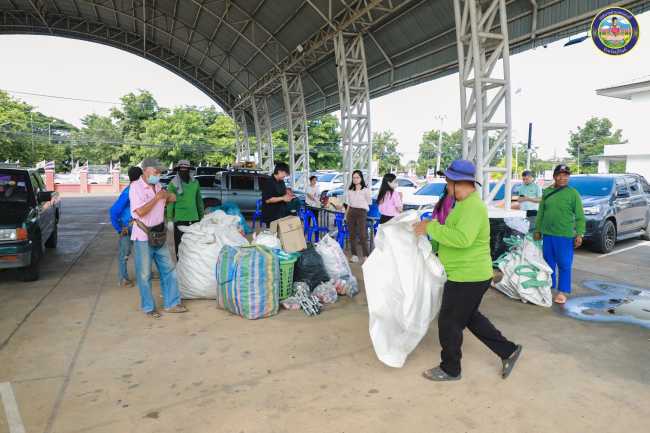 วันอังคารที่ 10 มิถุนายน พ.ศ. 2568  เวลา 08.30- 12.00 น. นายสุพิศ คิดรอบ นายกเทศมนตรีตำบลหนองกี่ ตรวจเยี่ยมการจัดกิจกรรมธนาคารขยะดิจิตอล (ตลาดนัดรีไซเคิล) ร่วมกับสถาบันวิจัยวิทยาศาสตร์และเทคโนโลยีแห่งประเทศไทย (วว.) โดยกองสาธารณสุขและสิ่งแวดล้อม เปิดรับซื้อขยะรีไซเคิลจากประชาชน ชุมชน วัด โรงเรียน และส่วนราชการในพื้นที่ตำบลหนองกี่