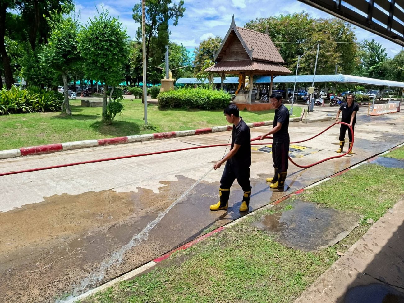 ลงพื้นที่ทำความสะอาดล้างฝุ่นละออง ภายในโรงพยาบาลหนองกี่