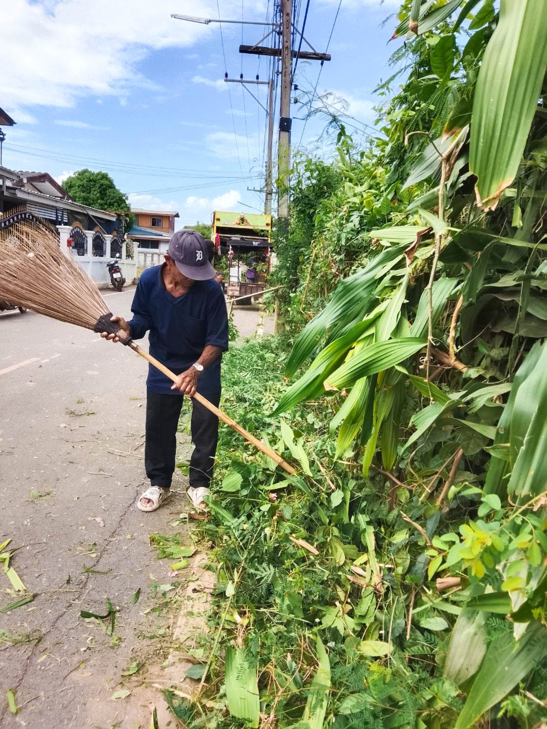 ลงพื้นที่พัฒนาสำนักงานและทำความสะอาดชุมชน